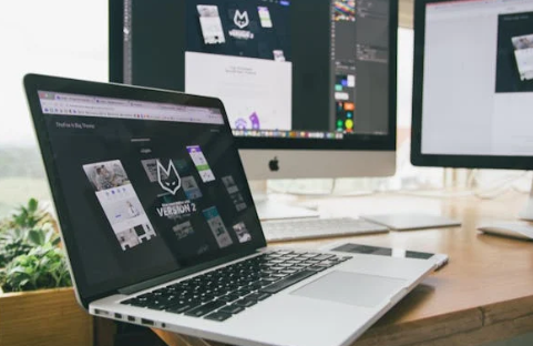 企业网站建设：定制开发与模板建站，如何精准选择？